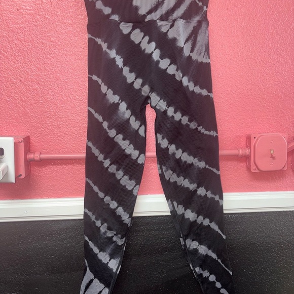 PINK Victoria's Secret Black and Gray Tie-Dye Leggings - Picture 3 of 5